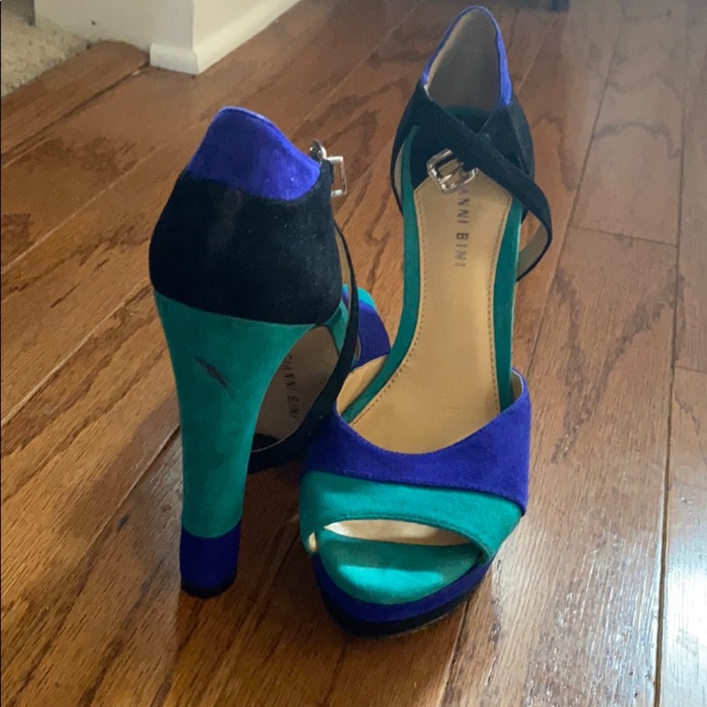 Heels - Picture 2 of 4